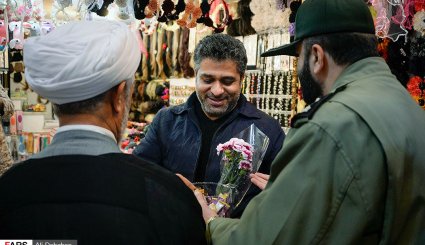 اهدای گل توسط نیروهای نظامی به کسبه خیابان ولیعصر(عج) گرگان

