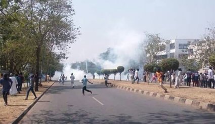 شلیک گلوله های جنگی به سمت تظاهرکنندگان نیجریه ای + تصاویر