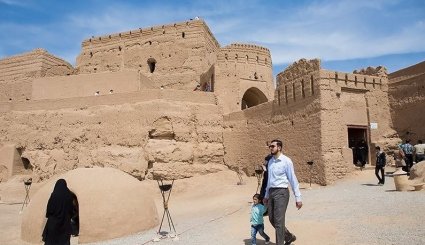 قلعة نارنج او 'قلعة نارین' فی محافظة اصفهان 