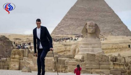 شاهد: أطول رجل وأقصر امرأة تحت سفح الأهرامات
