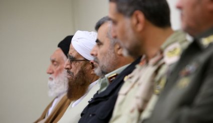 آية الله خامنئي: الشيعة والسّنة في ايران وقفوا جنبا الى جنب