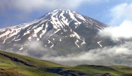 جبل دماوند الذي يقع وسط سلسلة جبال البرز الايرانية، ويبلغ ارتفاعه 5670 م مما جعله من أعلى القمم في غربي آسيا وأوروبا 