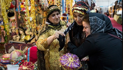 معرض الصناعات اليدوية والسياحة المحلية في برج ميلاد بالعاصمة الايرانية طهران
