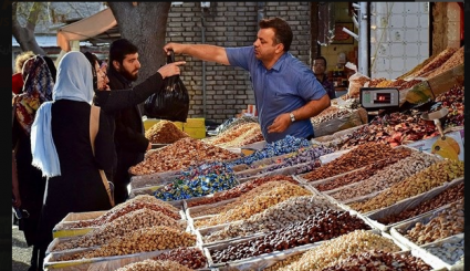 أسواق مدينة خرم‌ آباد تزدحم بالمتبضعين على اعتاب رأس السنة الايرانية الجديدة وعيد النوروز