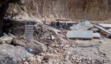 شاهد الاحتلال يهدم منشآت ويجرف مقابر جنوب القدس