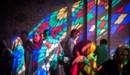 السياح في مسجد نصير الملك في مدينة شيراز ايران 