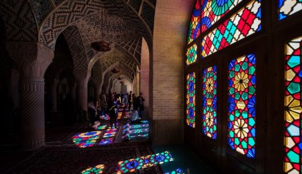 السياح في مسجد نصير الملك في مدينة شيراز ايران 