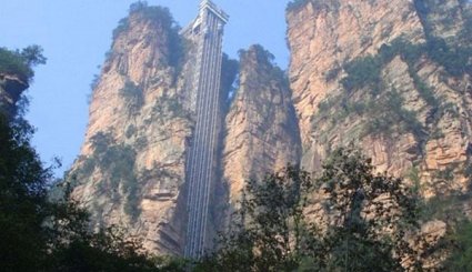 «مصعد ال 100 تنين» في هانان بالصين وهو الاكبر في العالم بوسعه نقل 50 شخصاً في آن إلى قمة جبل تعلو 330 متراً عن سطح الارض. 
