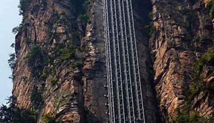 «مصعد ال 100 تنين» في هانان بالصين وهو الاكبر في العالم بوسعه نقل 50 شخصاً في آن إلى قمة جبل تعلو 330 متراً عن سطح الارض. 
