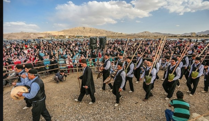 احتفال المسحاة التقليدي في مدينة محلات وسط ايران
