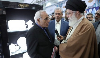 بالصور.. قائد الثورة يتفقد معرض السلع الايرانية