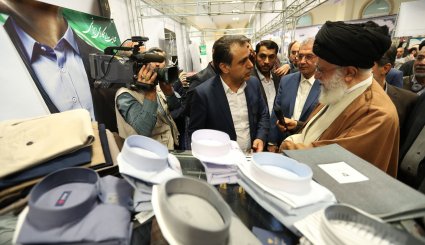 بالصور.. قائد الثورة يتفقد معرض السلع الايرانية