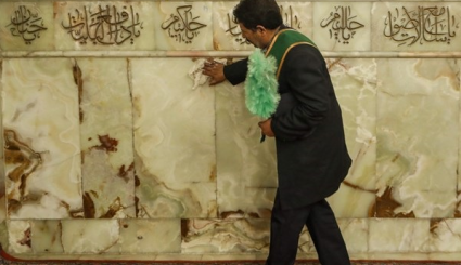 مراسم إزالة الغبار وتطهير مرقد السيد أحمد (شاهچراغ) بن الامام موسى الكاظم (عليهم السلام) في شيراز جنوب ايران