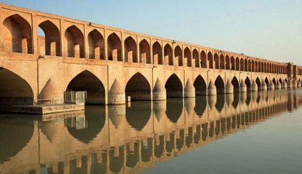 جسر سي و سه بل  والتي تعني جسر الثلاثة والثلاثين في مدينة اصفهان 