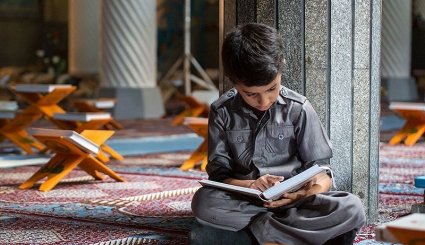 تلاوة القرآن الكريم في شهر رمضان في مدينة سنندج غرب ايران 