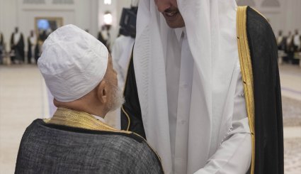 امير قطر يحتفي بالقرضاوي  خلال مادبة افطار (صور)