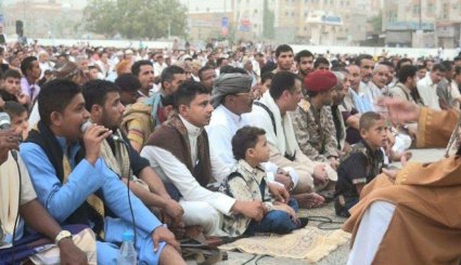 مشارکت مردم و استانداران یمنی در نماز عید سعید فطر در الحدیده + تصاویر