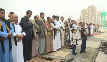 مشارکت مردم و استانداران یمنی در نماز عید سعید فطر در الحدیده + تصاویر