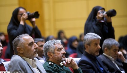 بالصور.. ایران تكرم اساتذة الجامعات المحظورين من اميركا وأسر شهداء الطاقة النووية