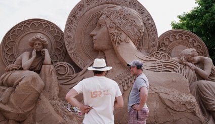 مهرجان التماثيل الرملية في مدينة بطرسبرغ الروسية
