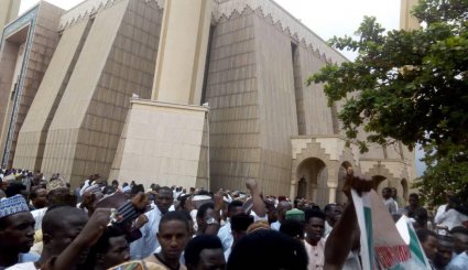 تظاهرات گسترده مردم نیجریه در محکومیت ادامه بازداشت غیرقانونی شیخ زکزاکی + تصاویر