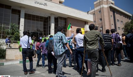 احتجاج طلبة جامعيين ايرانيين على نشاطات مفتشي الوكالة الدولية للطاقة الذرية 