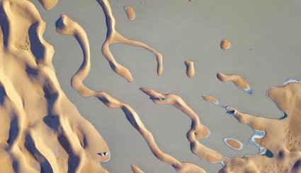 لوحات فنية خلابة شكلتها مياه الأمطار في كثبان الصحراء السعودية