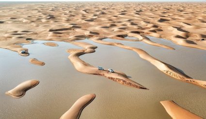 لوحات فنية خلابة شكلتها مياه الأمطار في كثبان الصحراء السعودية
