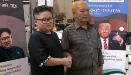 شاهد بالصور ..مصفف شعر فيتنامي يقدم لزبائنه تصفيفة ترامب وكيم مجاناً
