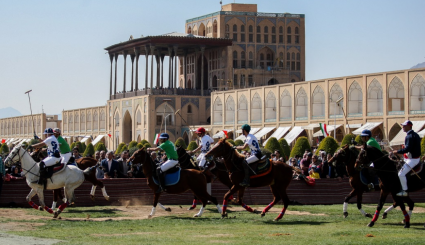 إجراء لعبة الجوکان فی ساحة نقش جهان الأثریة بمدينة اصفهان الايرانية 