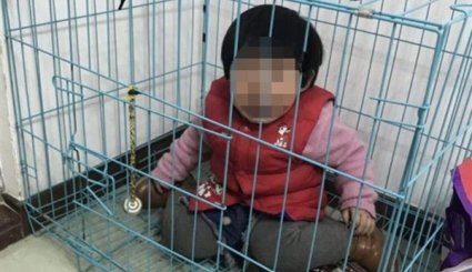 صور مروعة لطفلة حبسها والدها في قفص للكلاب!!