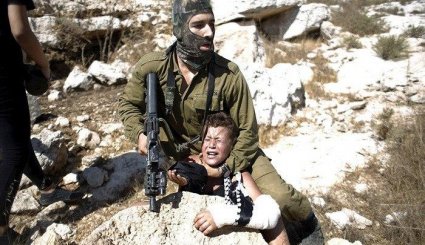 رفتار خصمانه سرباز صهیونیست با یک کودک و دفاع جانانه فلسطینی‌های بی دفاع!
