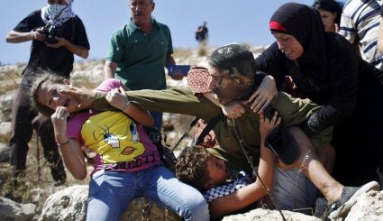 رفتار خصمانه سرباز صهیونیست با یک کودک و دفاع جانانه فلسطینی‌های بی دفاع!