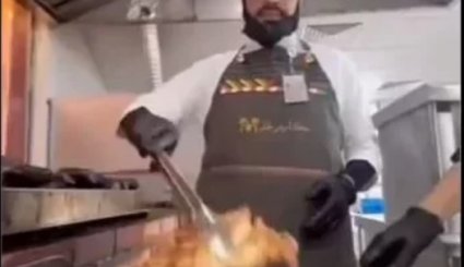 شاهد/أمير سعودي يعمل طاهيا في مطعم!