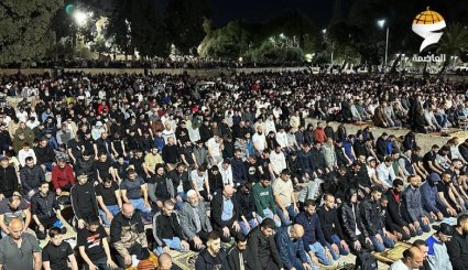 الآلاف يؤدون صلاتي العشاء والتراويح في المسجد الأقصى + فيديو