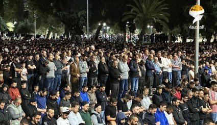الآلاف يؤدون صلاتي العشاء والتراويح في المسجد الأقصى + فيديو