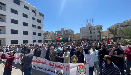 الأردن.. مظاهرات شعبية في محيط سفارة الإحتلال بعمّان تدعم غزة  
