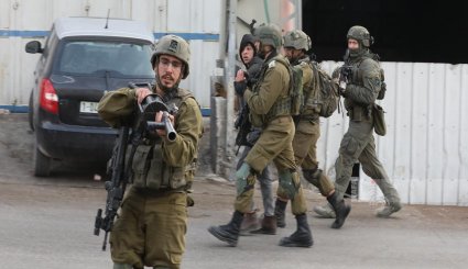 الاحتلال يقتحم قرى في نابلس ويعتقل فلسطینیين 