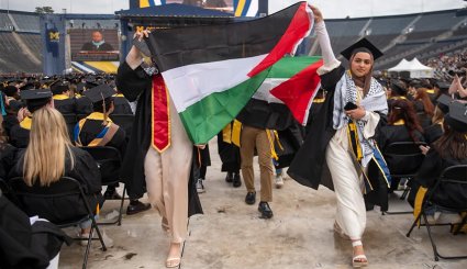 50 ألف شخص يحولون حفل تخرج جامعة ميشيغان الی وقفة تضامنية مع غزة