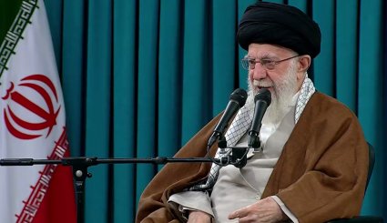 قائد الثورة الاسلامية: نسأل الله ان يعيد رئيس الجمهورية سالما + فيديو
