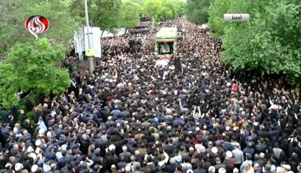 بمشهد مهيب.. تشييع جثمان الرئيس الإيراني ورفاقه في تبريز