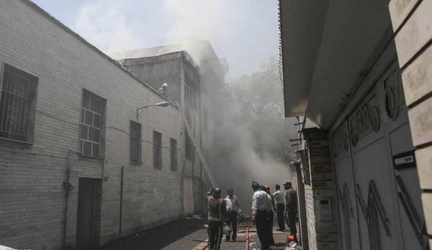 آتش سوزی در انبار کالا در میدان بهارستان/ تصاویر
