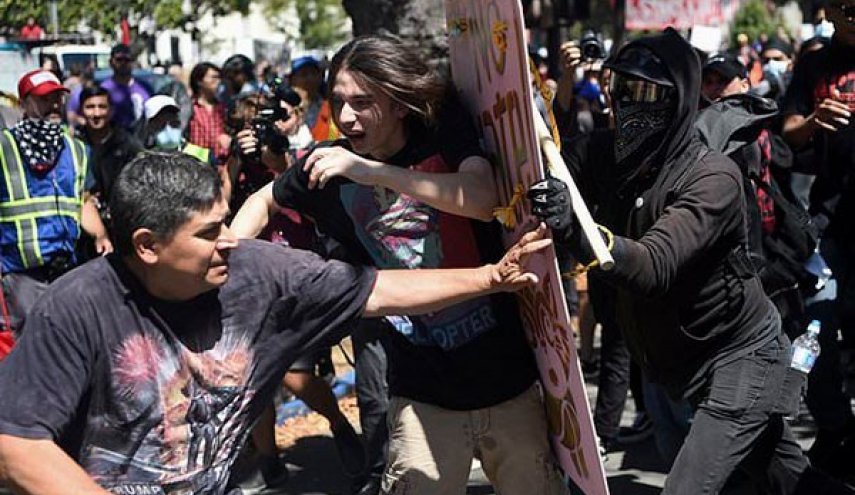US: Black-Clad Anarchists Swarm Anti-Hate Rally in California
