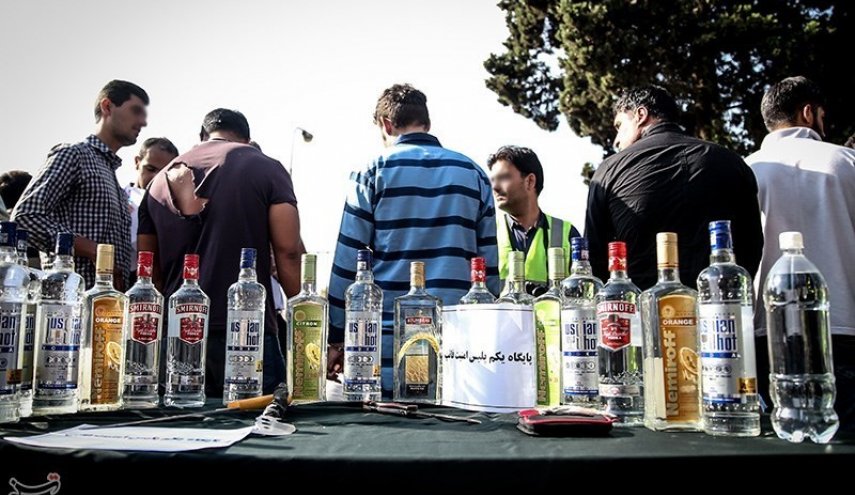 کشف یکی از گران‌ترین مشروبات الکلی در تهران/ مشروبی با براده‌های 