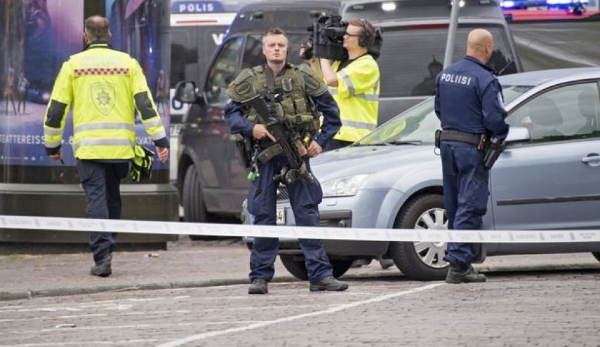 فردی با حمله به پليس فرانسه تعدادی از آنها را زخمي كرد 