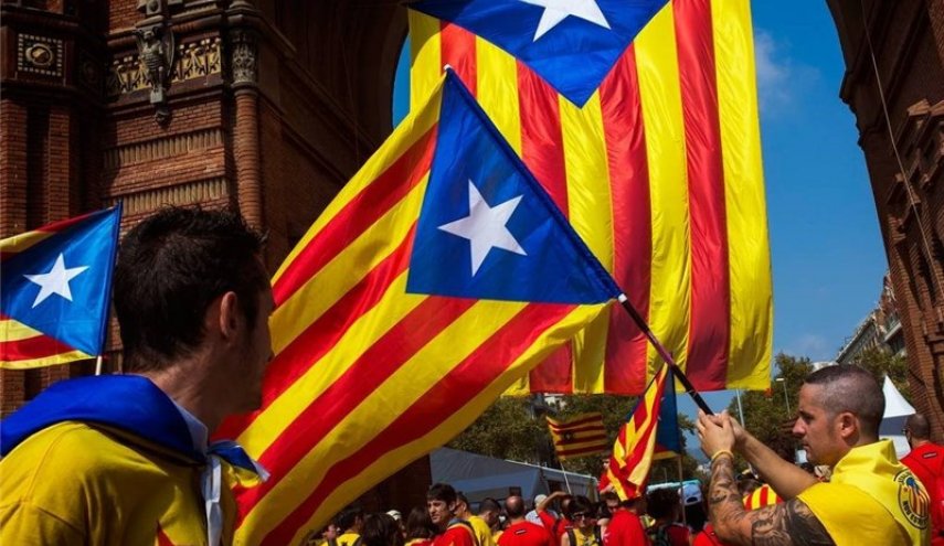Spain threatens to arrest over 700 Catalan pro-referendum mayors
