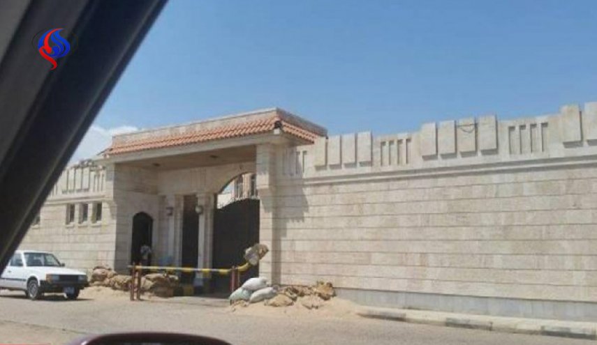 انفجار نارنجك در حياط خانه عبدربه منصور هادی در عدن 