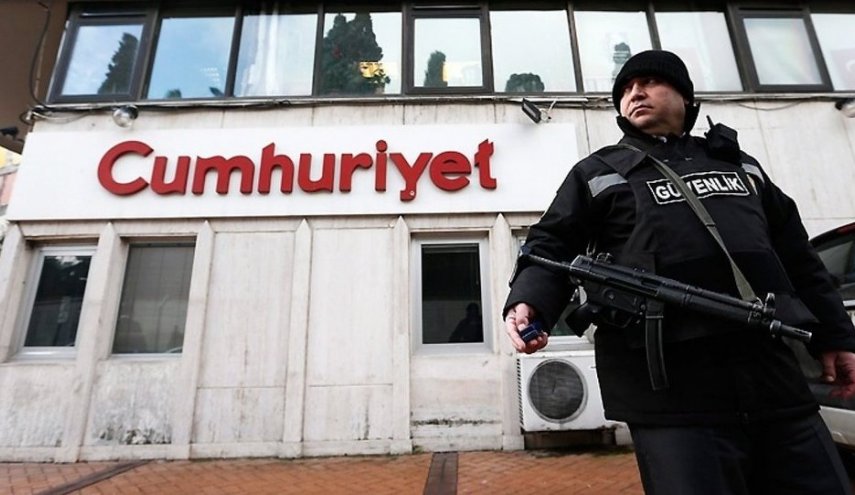 دستور آزادی يكی از کارکنان روزنامه جمهوريت در ترکیه صادر شد