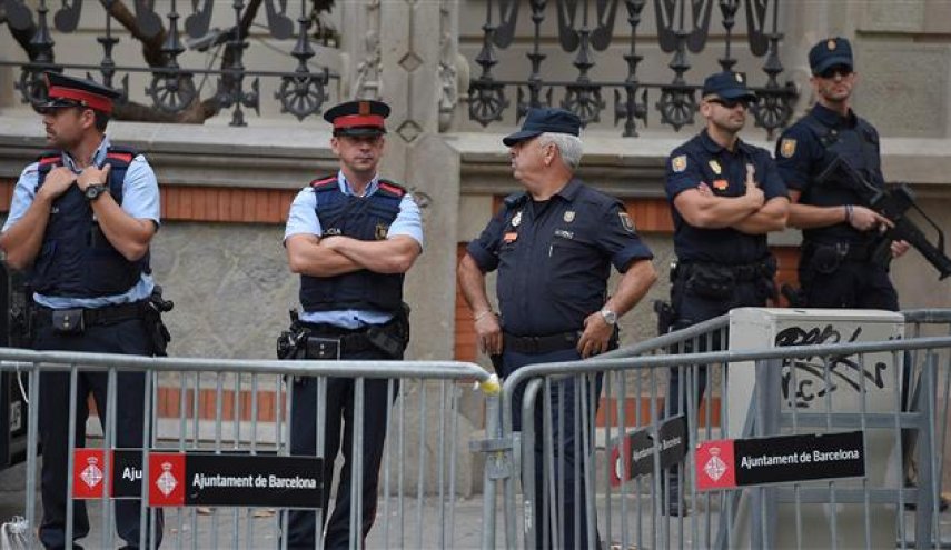 Spain to deploy more police forces to prevent Catalan vote
