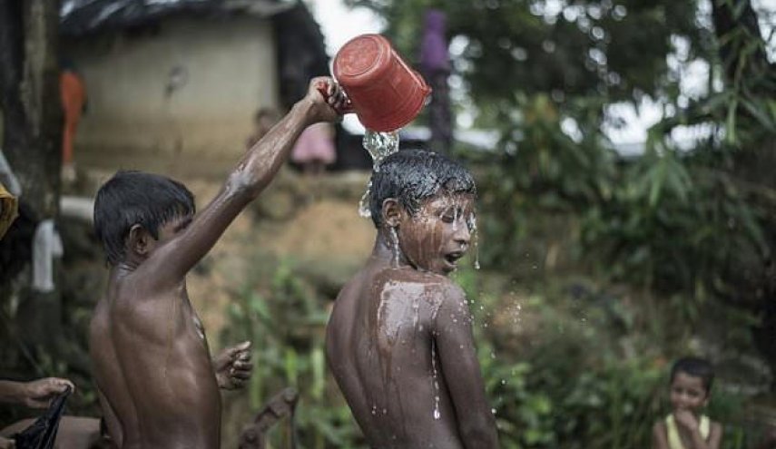 Fear of epidemic disaster as disease stalks Rohingya camps
